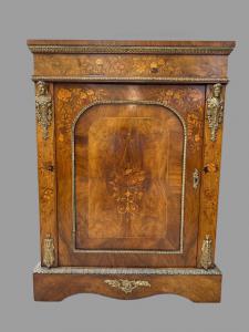 Credenza intarsiata 