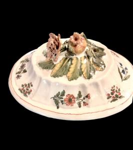 Maiolica tureen lid with flower-shaped handle and floral decoration. Parma manufacture.