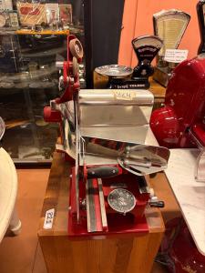 Affettatrice Berkel BB2 restaurata rossa