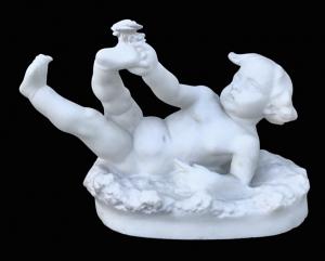 Scultura in marmo bianco di Carrara raffigurante fanciullo con farfalla.