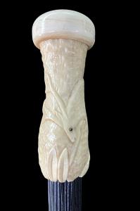 Stock mit globulärem Elfenbein-Knauf mit Flachrelief-Hirschfigur.