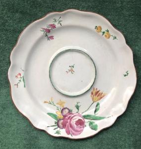 Piatto da tazza da puerpera in maiolica con decoro alla rosa.Manifattura Finck Bologna.