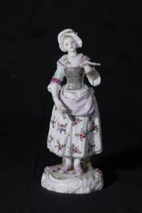 Manifattura Meissen, 1815 circa, Figura femminile / damigella, porcellana policroma