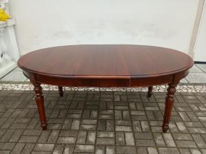 Mesa oval extensível. 151L x 118 A x 80 A (fechada) / 200 A (aberta)