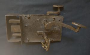 Serratura di porta a cassetta con chiave originale sec XVII