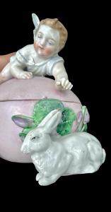 Caixa em porcelana em forma de ovo com anjo e coelho em relevo. - Foto 5