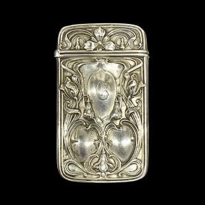 Caixa de fósforos em prata com motivos Art Nouveau. Punção Sterling. Estados Unidos.