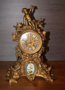 Relógio de bronze do século XIX com medalhão de porcelana de Sèvres.