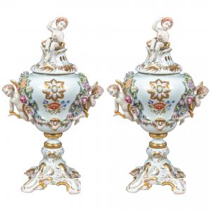 Par de vasos porta-incenso em porcelana policromada. Manufactura Capodimonte, século XIX.