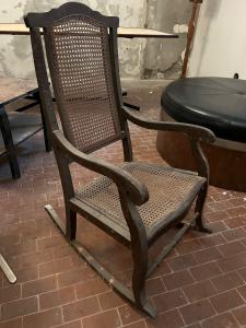 Poltrona de baloiço em palha de Viena e faia