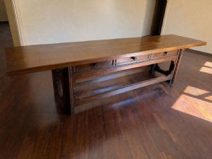 Grande tavolo in legno di noce