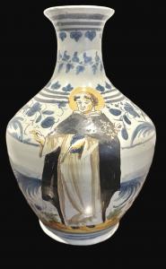 Majolika-Flasche mit Berettino-Glasur und Figur des Heiligen Dominikus. Faenza.