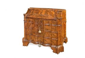 Importante ribalta in legno di noce e radica di noce mossa sul fronte e nei fianchi con calatoia sagomata e cassettiera interna mossa FERRARA XVIII secolo 