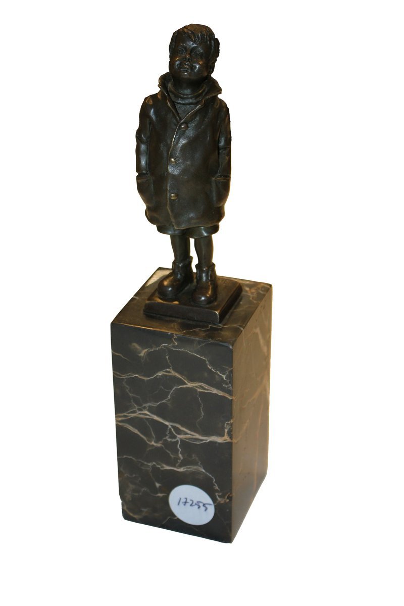 Kleine Pariser Skulptur eines Jungen aus dem 20. Jahrhundert