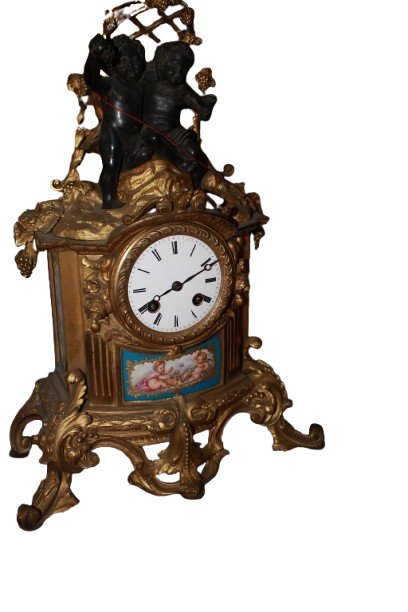Orologio da tavolo Francese riccamente decorato con putti e porcellana
