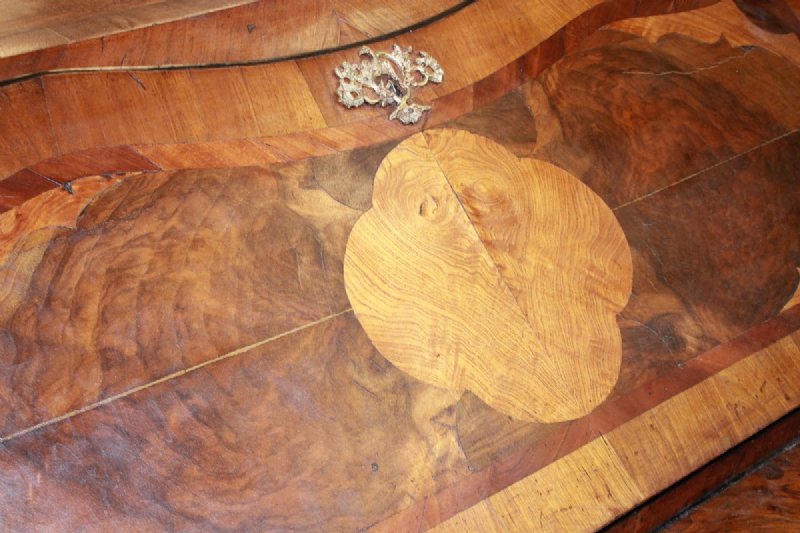 Ribalta francese di fine XVIII secolo in stile Luigi XV in legno pregiato con intarsi geometrici e floreali - Foto 6