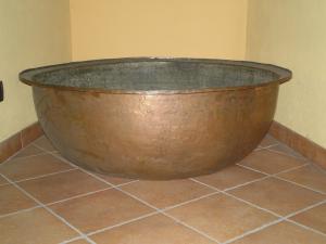 LARGE ANTIQUE COPPER BASIN