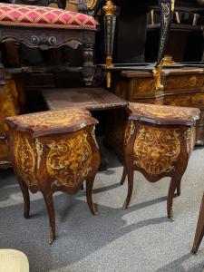 Coppia di comodini in radica di noce con intarsi misure 59 × 35 × 75 di altezza