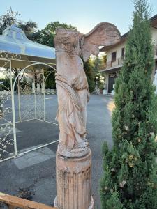 Scultura Nike, vittoria alata, altezza 1,70 m