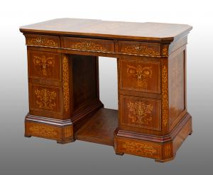 Antique Neapolitan Smith desk in walnut root with maple inlay grafts. 19th century period.