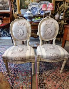 Par de poltronas francesas com encosto de medalhão e nó de amor, em pátina original branco manteiga.