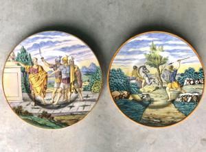  Coppia di grandi piatti in maiolica a decoro istoriato.Manifattura di Ernesto Conti,Sesto Fiorentino.Toscana.