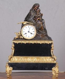 Relógio antigo francês de 1800 representando a Maternidade em bronze com base em mármore, Madonna com o menino
