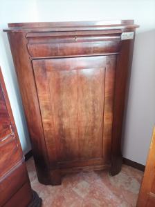 Eckschrank aus Mahagoni mit Schublade