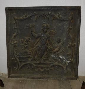 p205  piastra in ghisa con dea femminile, mis. cm 64 x 65 h