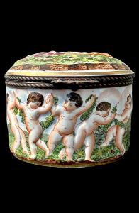 Caixa de porcelana com decoração em 'baixo-relevo historiado'. Manufatura Ginori-Capodimonte.