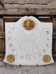Bellissima meridiana in marmo con volto di ariete - 72 x 67 cm