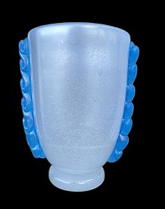 Vaso a coppa in vetro pesante pulegoso iridato con prese laterali a treccia.Franco Moretti.Murano.