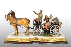 Scultura antica di Capodimonte raffigurante carrozza trainata da cavalli firmata "Bruno Marli".Napoli XX secolo.