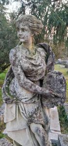 Statua in pietra bianca