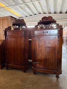 Eckschränke aus Nussbaum im Paar 87x50x175h Ecke 61