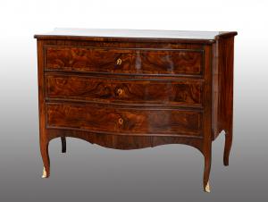 Antique Neapolitan Louis XIV chest of drawers in walnut burl with bois de rose reserves. 18th century period.