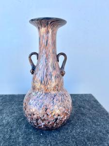 Vaso biansato in vetro soffiato incamiciato nero-macchie lattimo-avventurina.Fratelli Toso.Murano.
