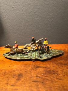 Bronzeskulptur einer Reitergruppe.