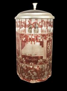 Biedermeier-Böhmischer Krug mit eingravierter Architekturszene und stilisierten Pflanzenranken.