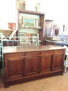 Nussbaum-Credenza Carlo X in originaler Patina aus der Zeit, mit Ahornfäden, Länge 206 x Tiefe 58 x Höhe 103, erste Hälfte des 19. Jahrhunderts, mit Garantiezertifikat.