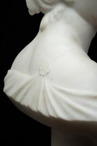 Sculpture néoclassique antique en marbre blanc statuaire représentant Diane la Chasseresse. France XIXe siècle. - Foto 6