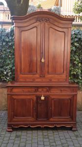 Antiker zweitüriger Schrank aus massivem Nussbaumholz aus dem 19. Jahrhundert.