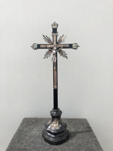 Crucifixo em prata e ébano. Veneza.