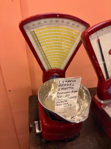 Bilancia Berkel restaurata rossa a un piatto