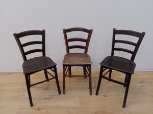 Gruppe aus drei rustikalen Landhausstühlen aus Holz - Arte Povera - für die Küche - frühes 20. Jahrhundert