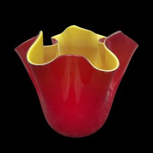 Taschentuchvase aus rot-gelbem Überfangglas. Signiert Stefano Mattiello. Murano.