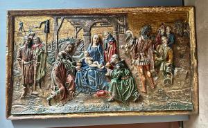 Pannello ligneo scolpito e policromo – scena dell’Adorazione dei Magi, siglato “A.Q.”