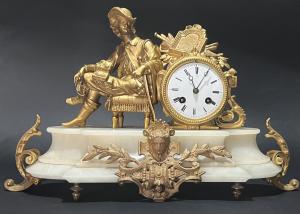 relógio de mesa em metal dourado, sobre base de alabastro