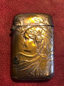 Scatolina in ottone con profilo femminile art nouveau.