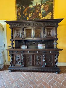 Credenza in noce intagliata con raffigurazioni di putti altezza 2,30 m per 2,45 m per 70
